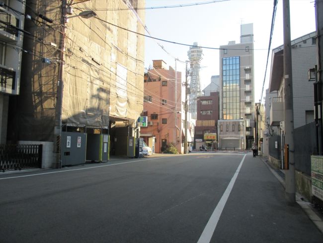 オフィスビル前面の通り