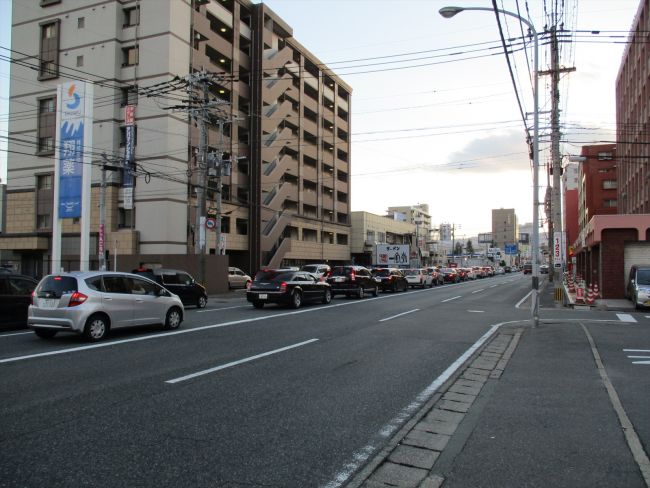 オフィスビル横のきよみ通り