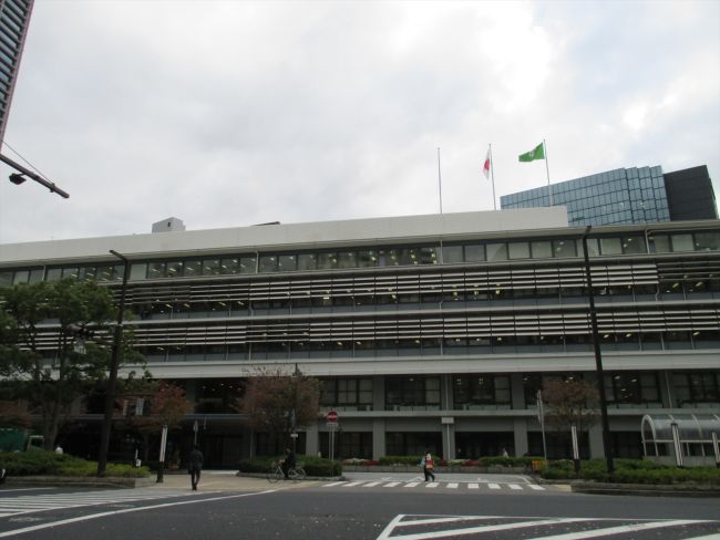 通り沿いの神戸市市役所