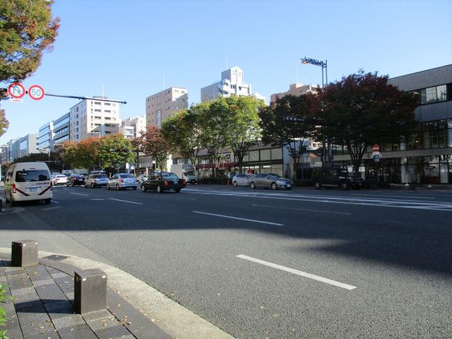 オフィスビル前面の御池通