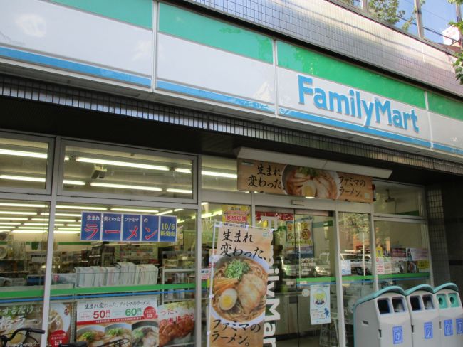 通り沿いのファミリーマート名駅3丁目店