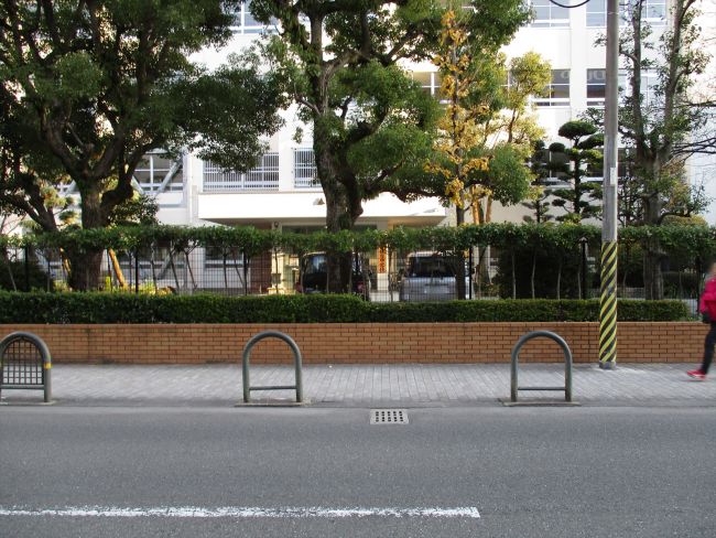 向かいの博多区東住吉中学校