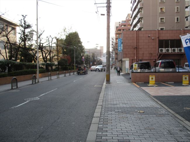 オフィスビル前面の東住吉通り