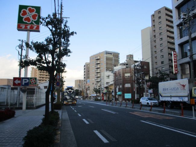 オフィスビル前面のあみだ池筋