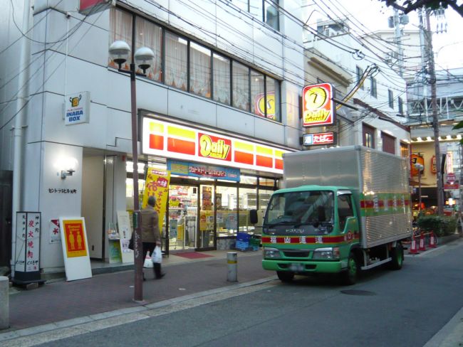 向かいのデイリーヤマザキ神戸元町店