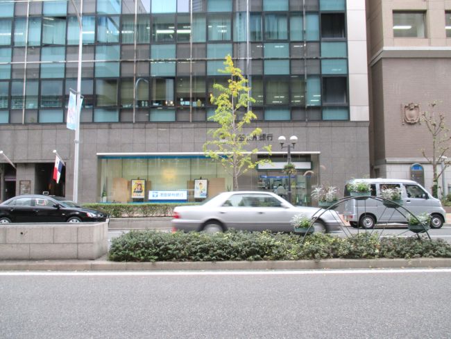 オフィスビル向かいは池田泉州銀行