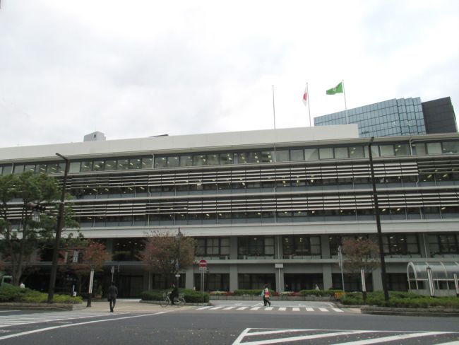 向かいの神戸市役所