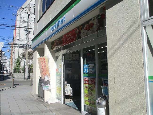 近くのファミリーマート内平野町店