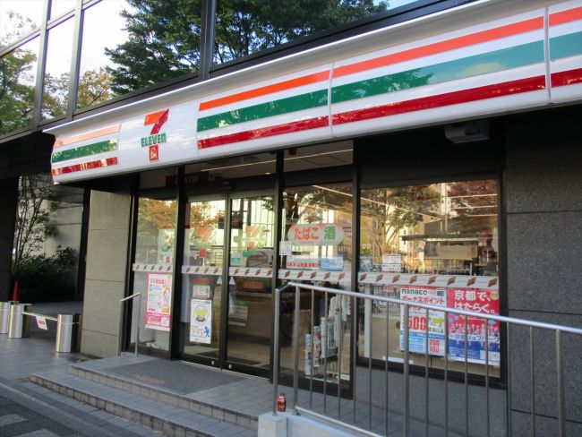 通り沿いにあるセブン-イレブン烏丸御池店