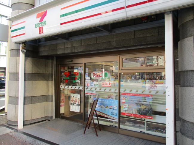 通り沿いにあるセブン-イレブン京都烏丸高辻店