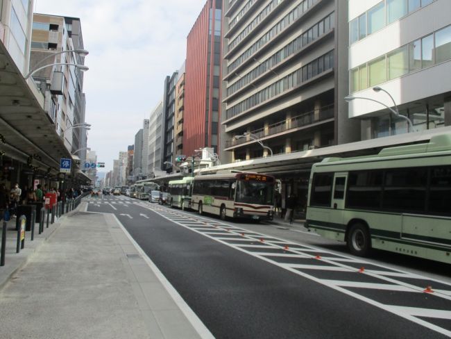 サカキダビル前面の四条通