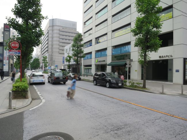 ONEST横浜西口ビル前面の通り