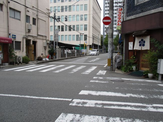 オフィスビル前面の道路