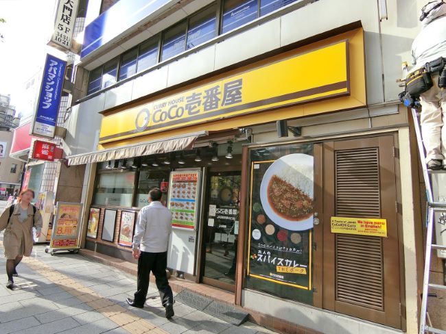 向かいの通りのCoCo壱番屋浜松町駅北口店