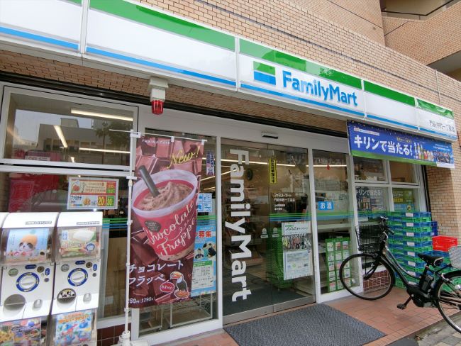 徒歩2分のファミリーマート