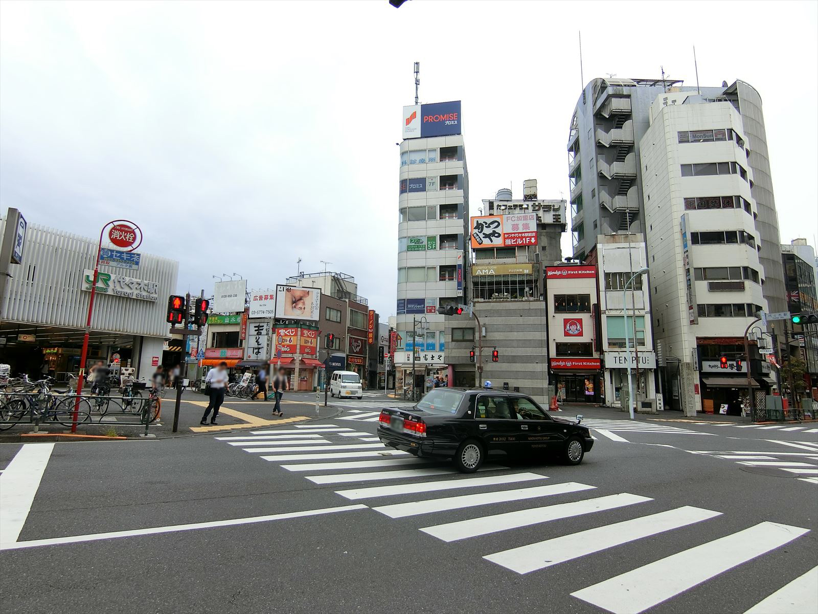 ビル前面の通り