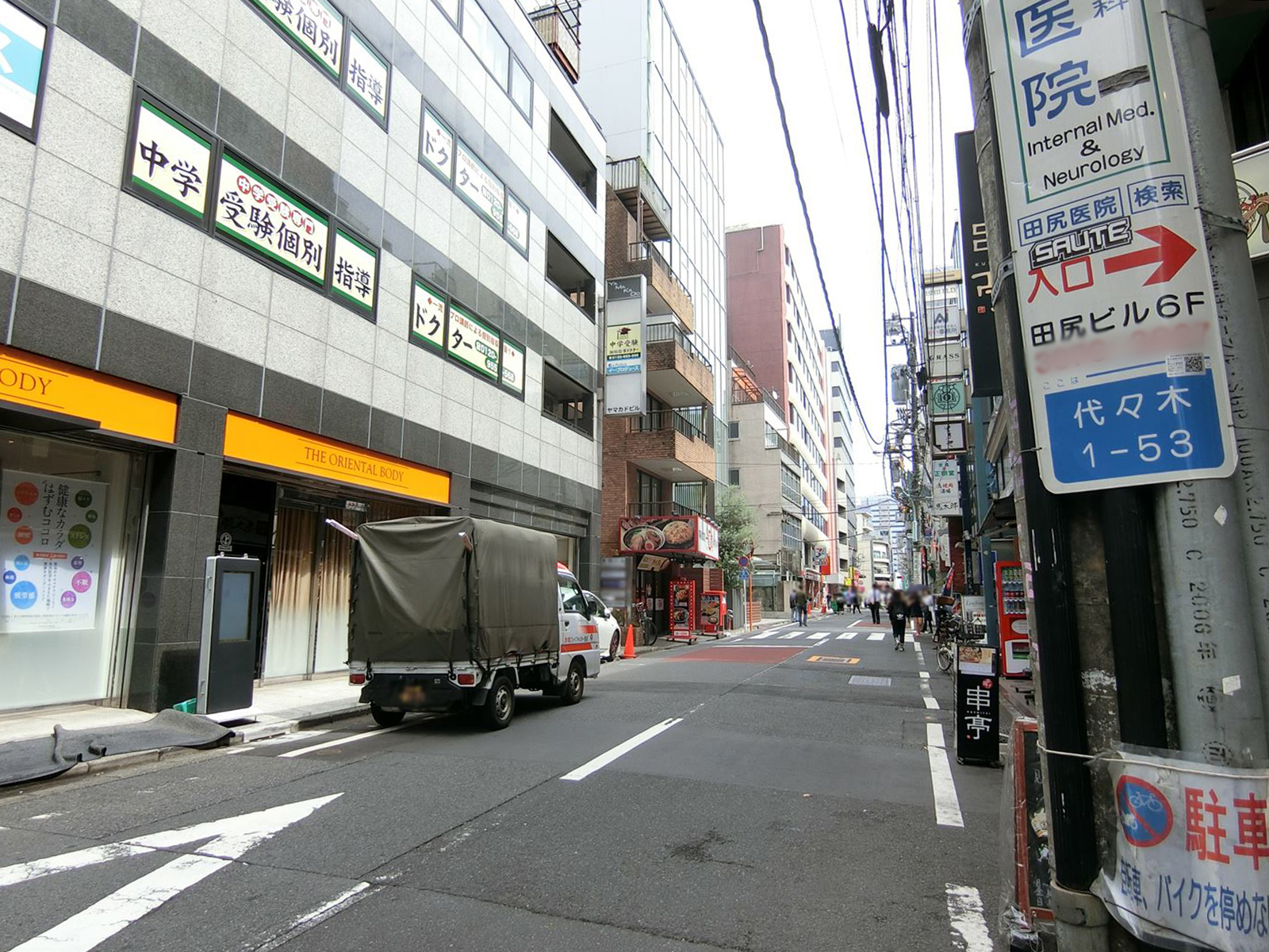 ビル前面の通り