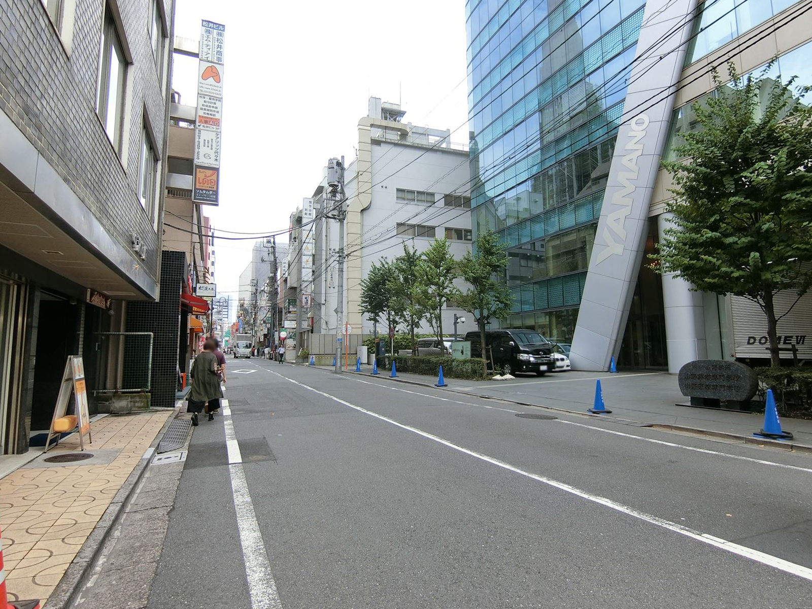 ビル前面の通り