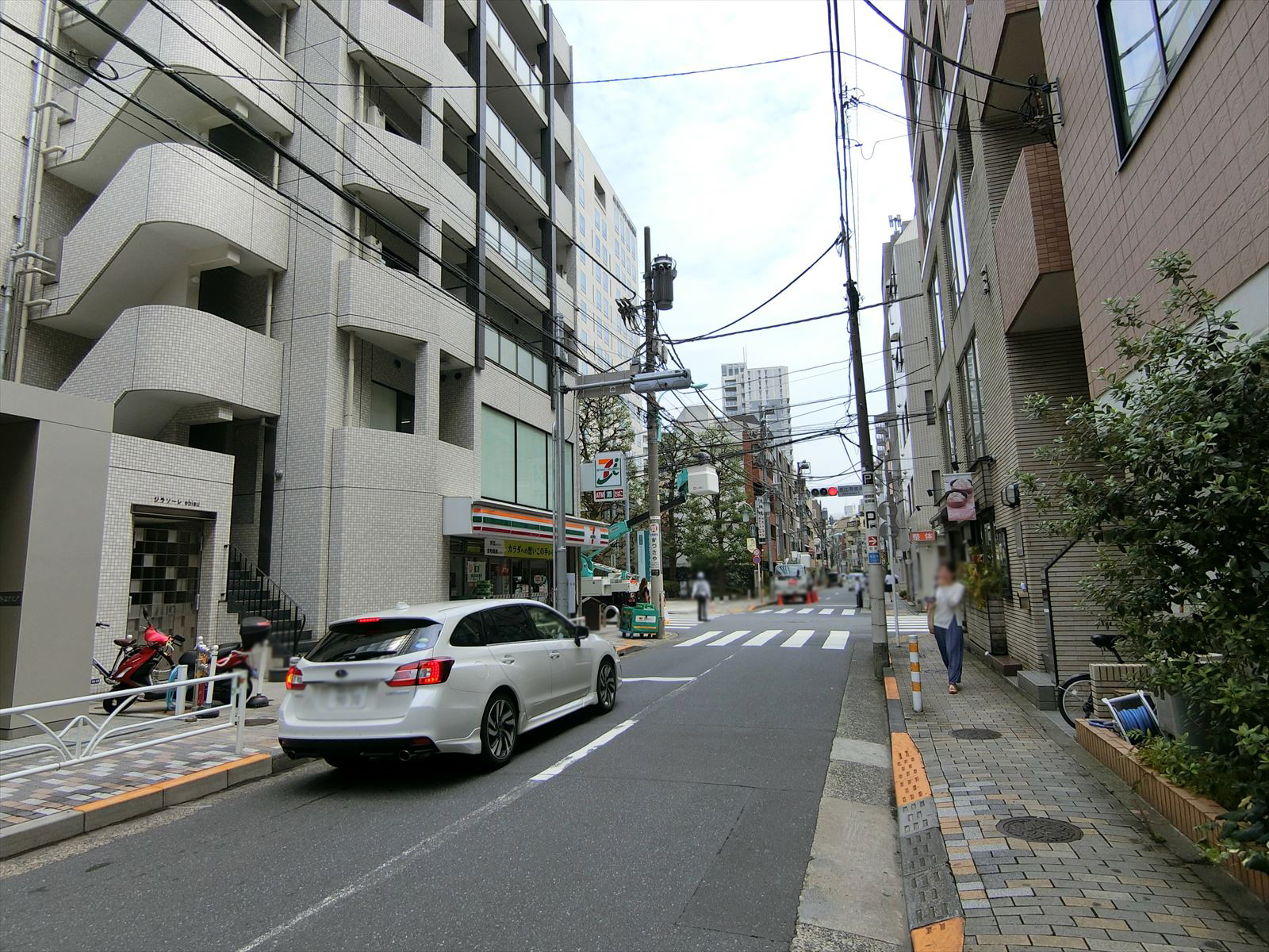 オフィス前面の通り