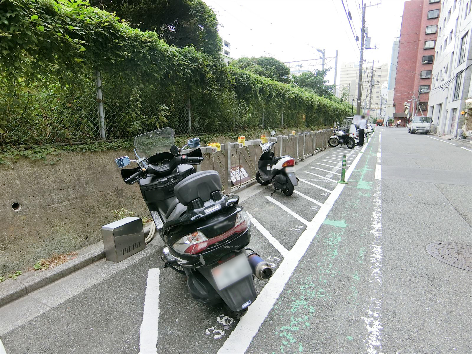 ビル前の恵比寿西口自動二輪