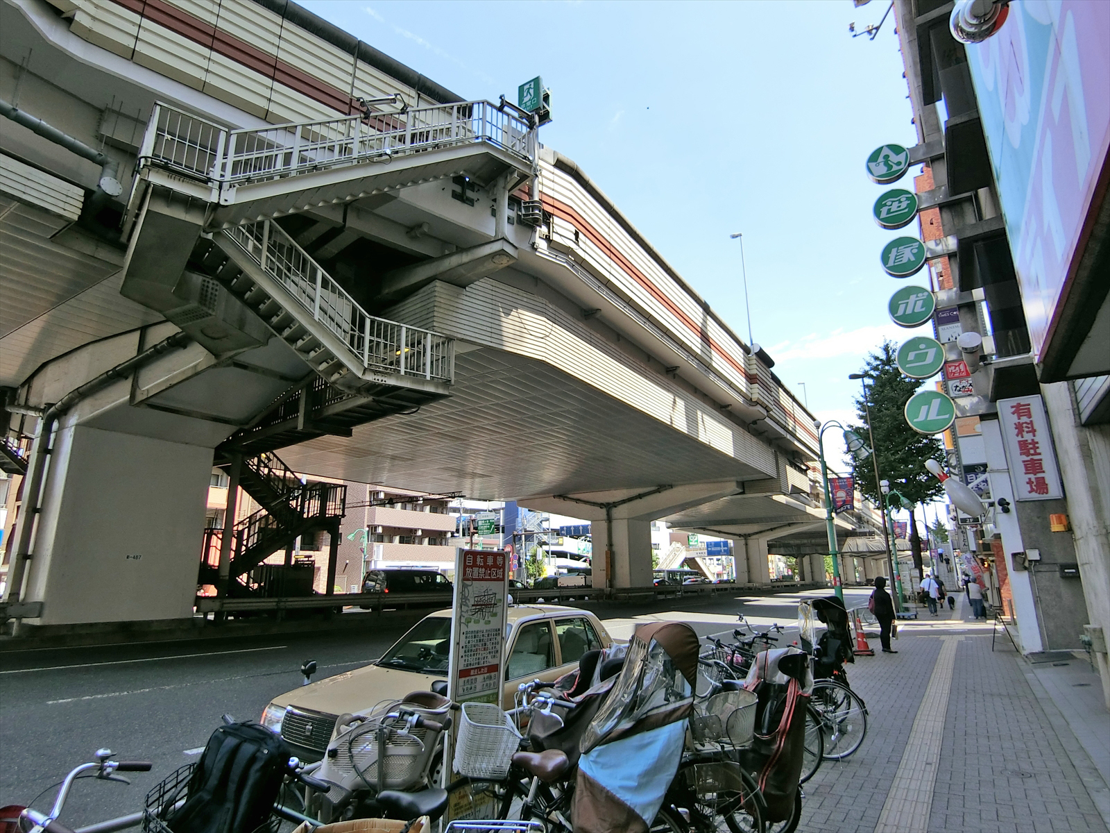 首都高沿いの立地