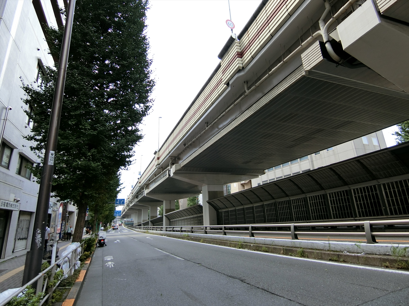 甲州街道沿いの立地