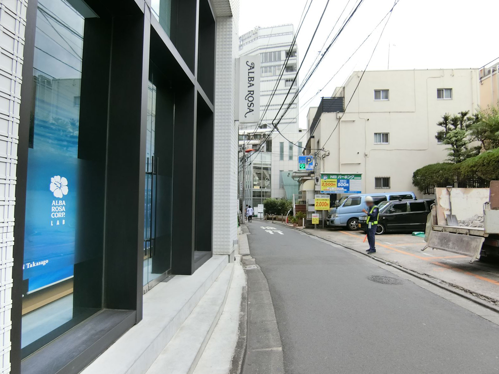 ビル前面の通り