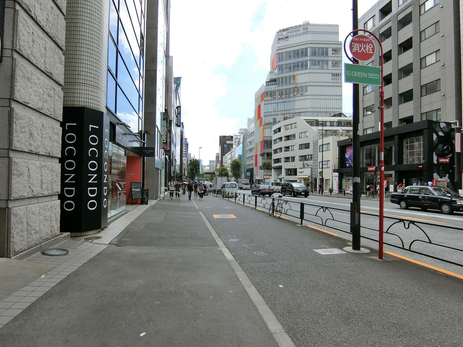 オフィスビル前面の通り