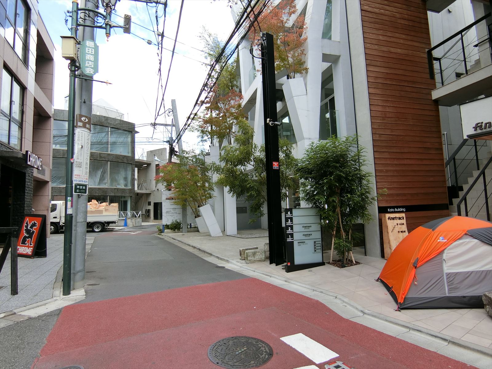 ビル前面の通り