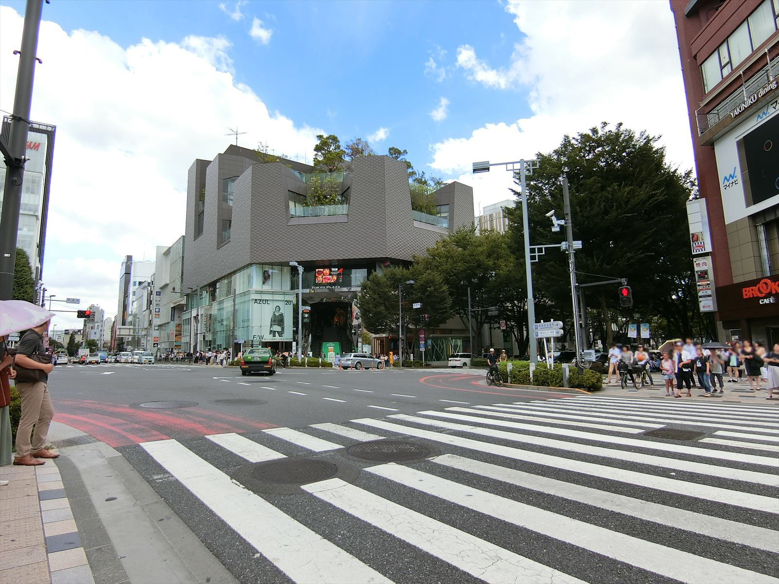 すぐ近くに神宮前交差点