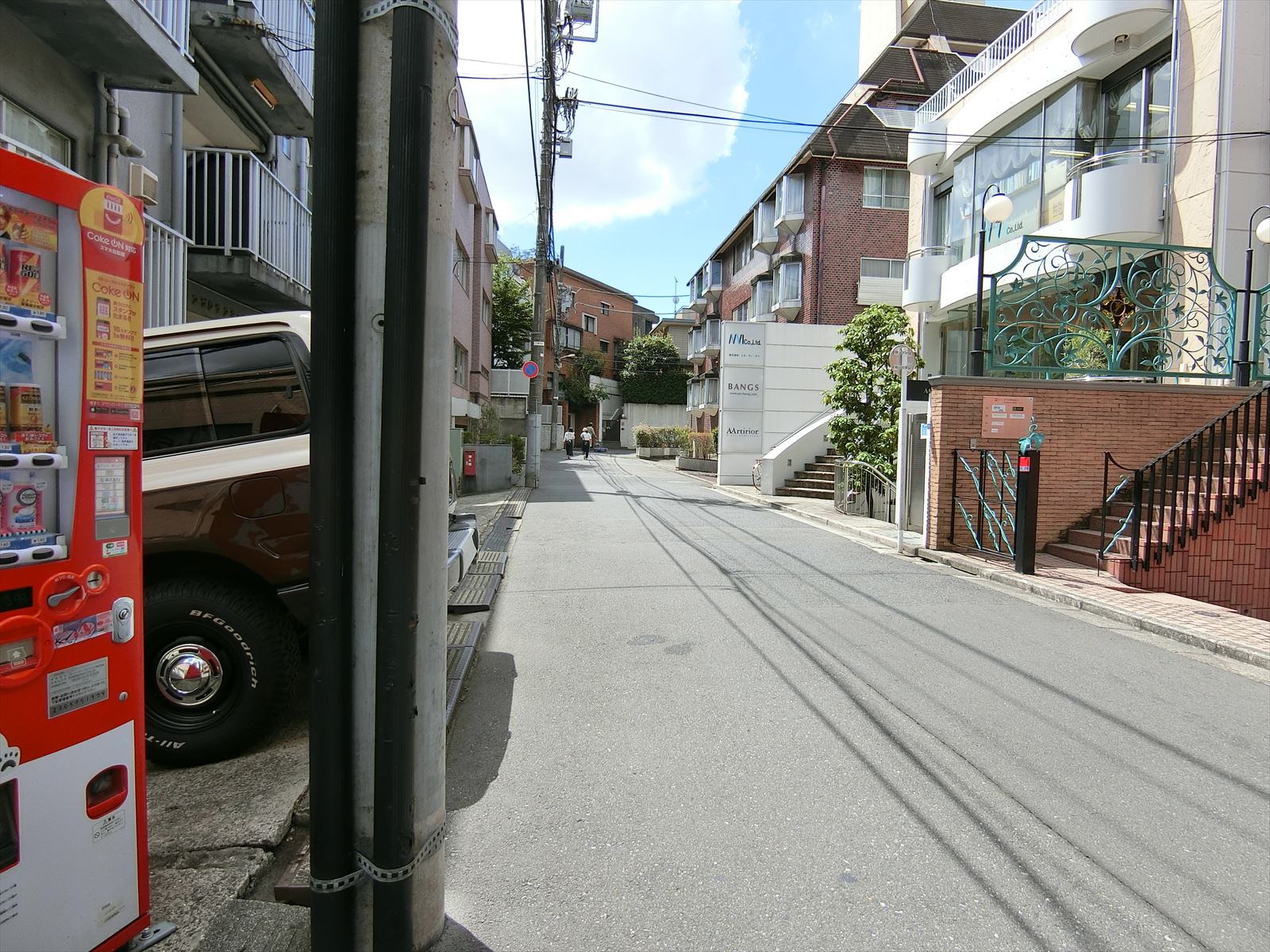 ビル前面の通り