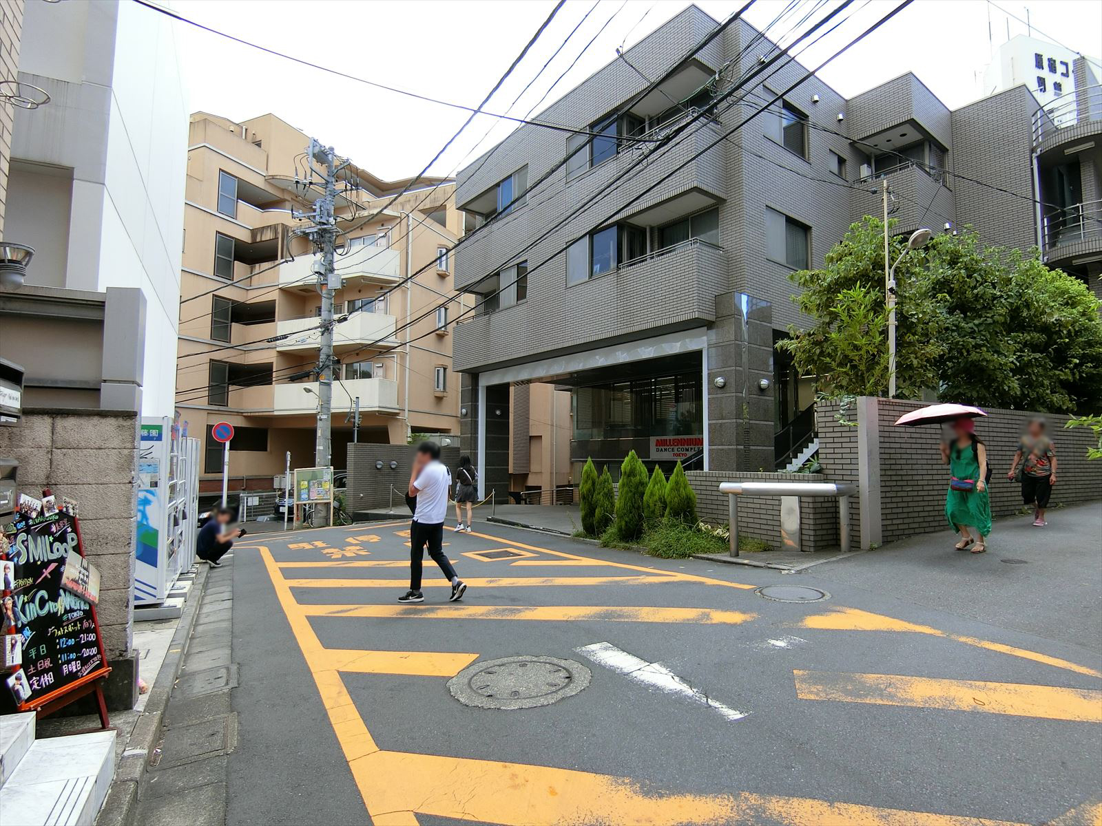 ビル前面の通り