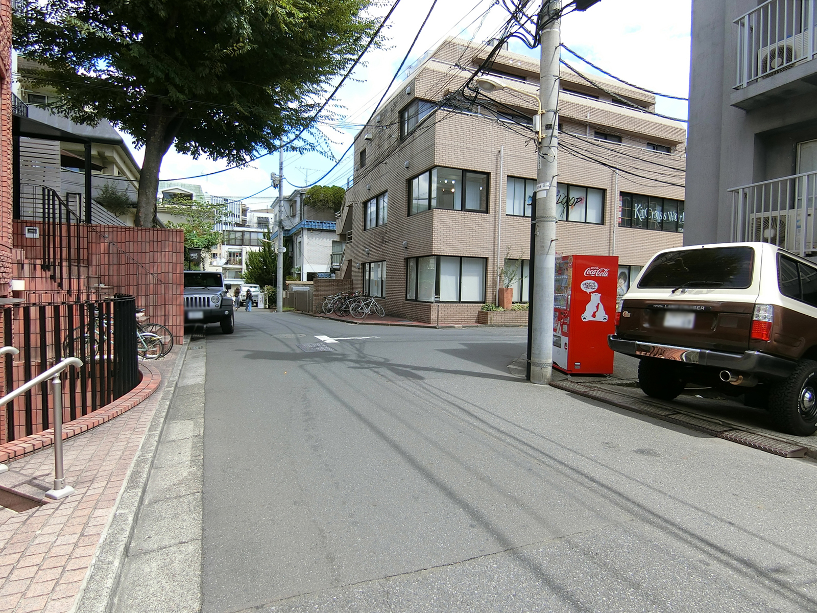 ビル前面の通り