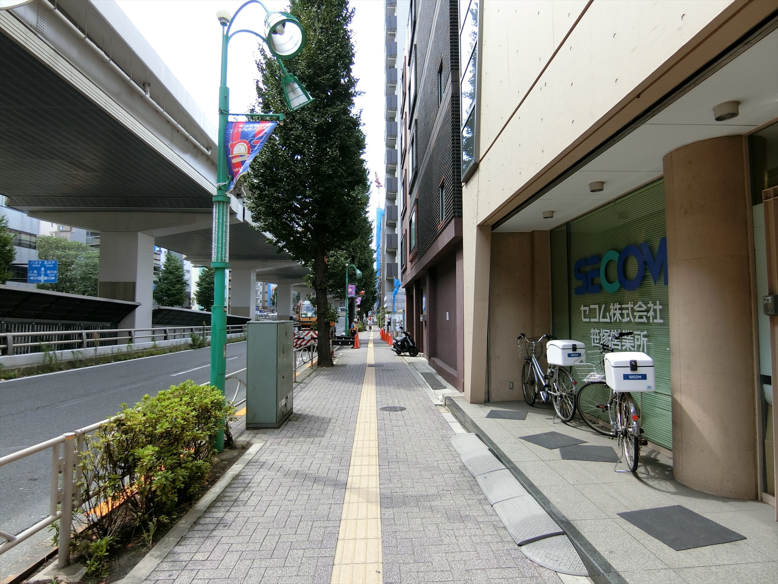 B's笹塚ビル前面の通り