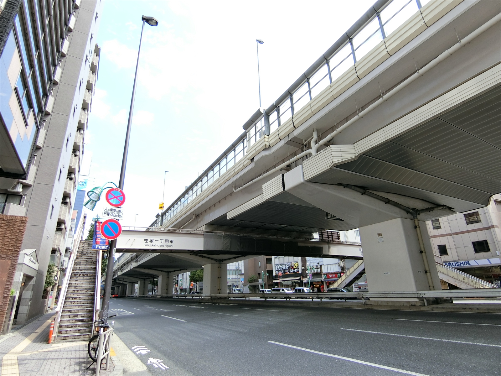 甲州街道沿いの立地