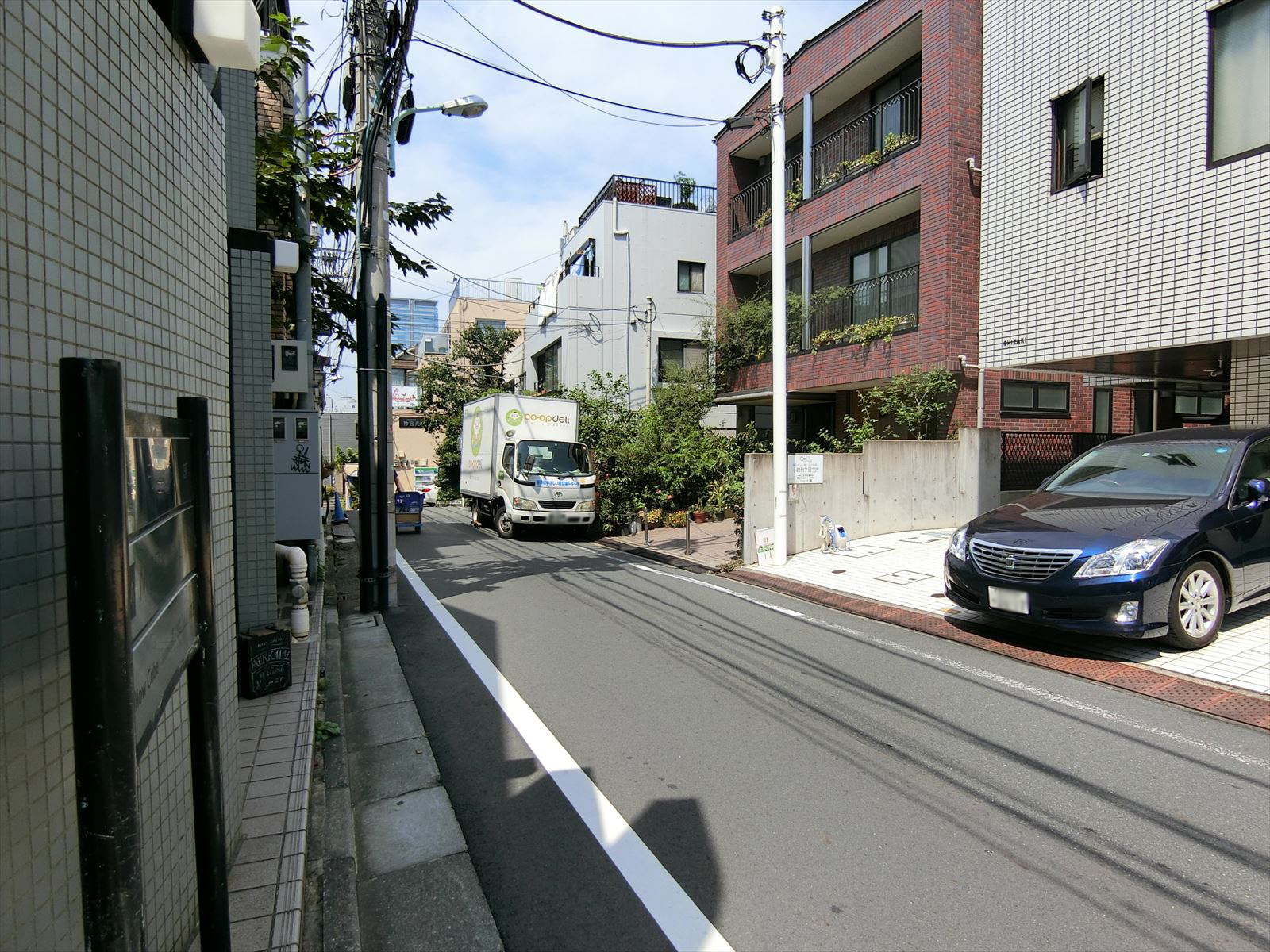 ビル前面の通り