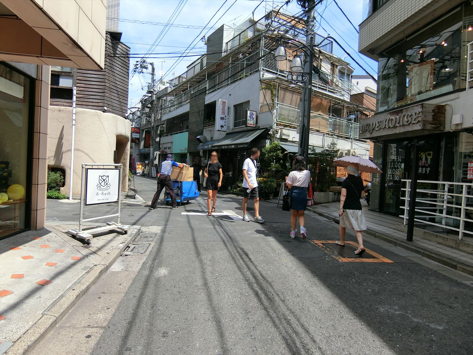 ビル前面の通り
