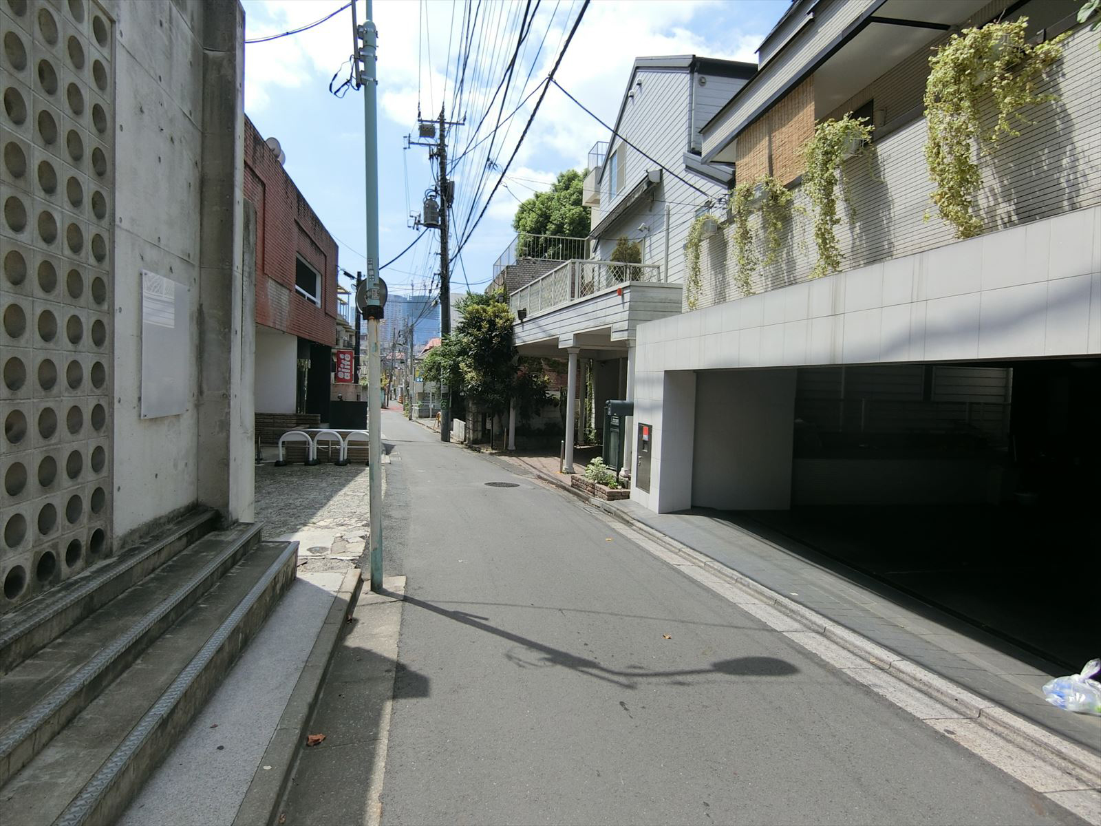 ビル前面の通り