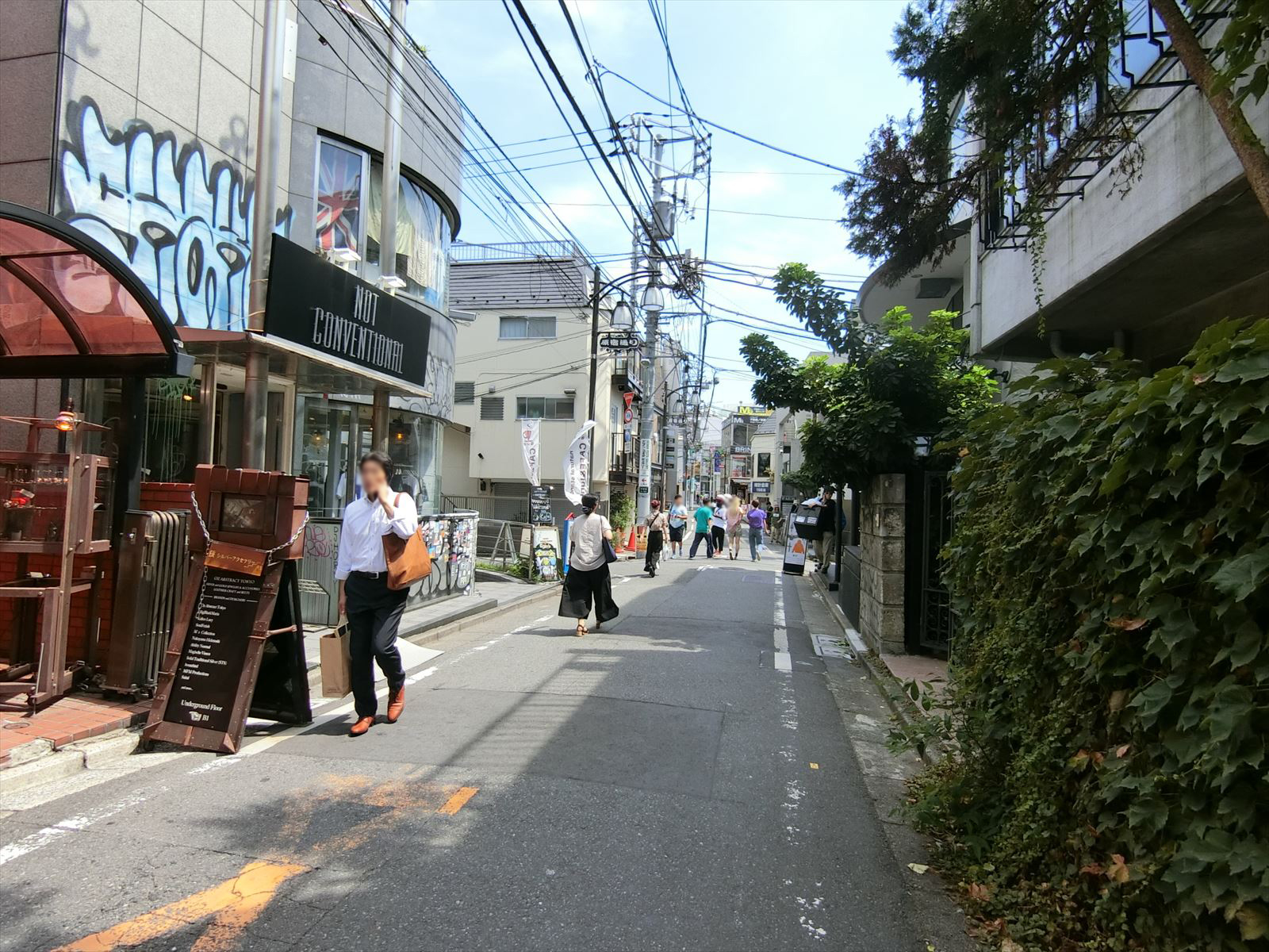 ビル前面の通り