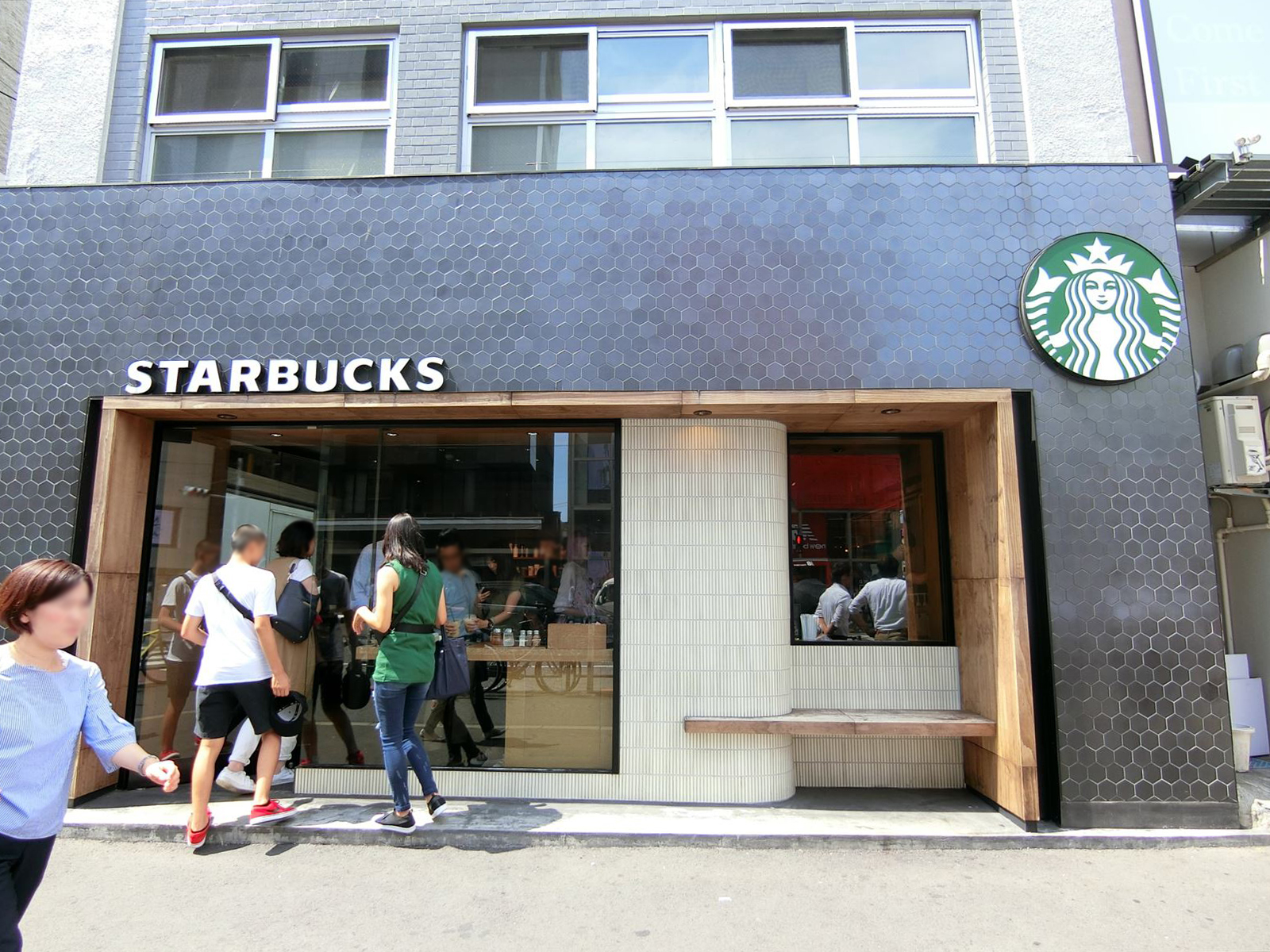 向かいのスターバックスコーヒー