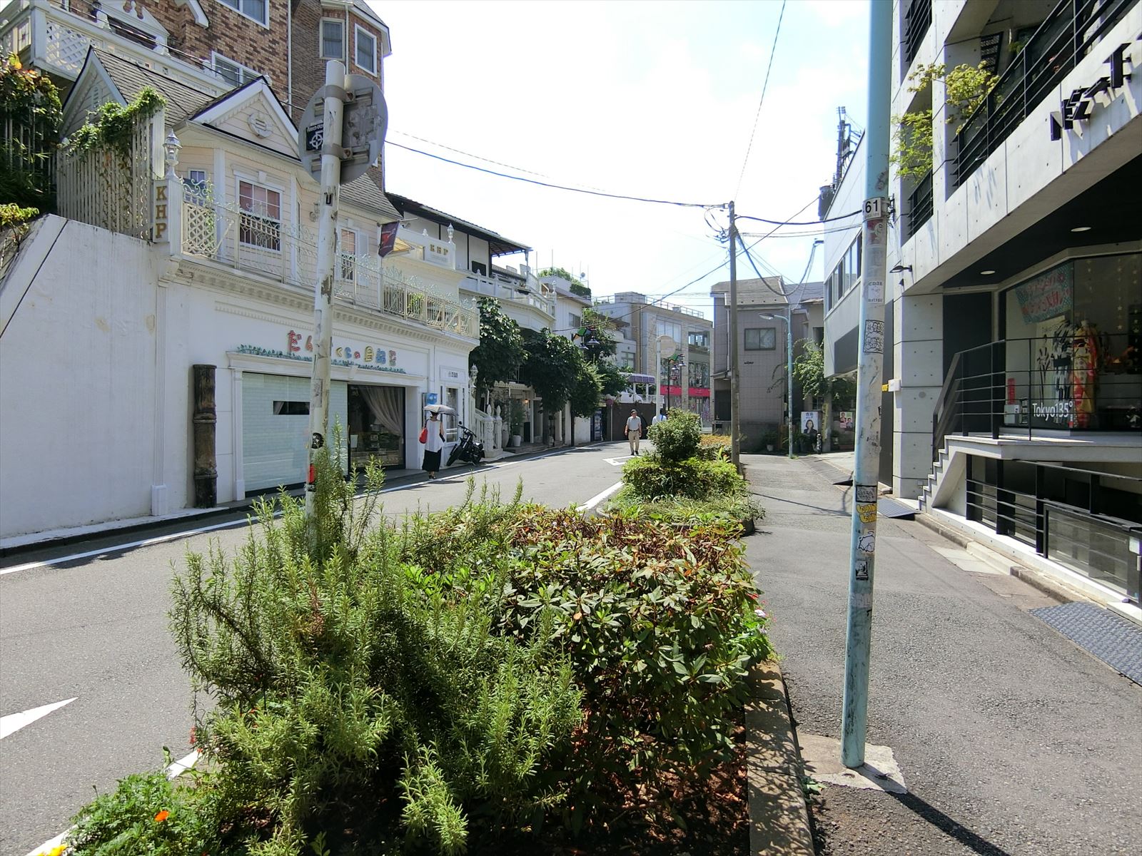 ビル前面の通り