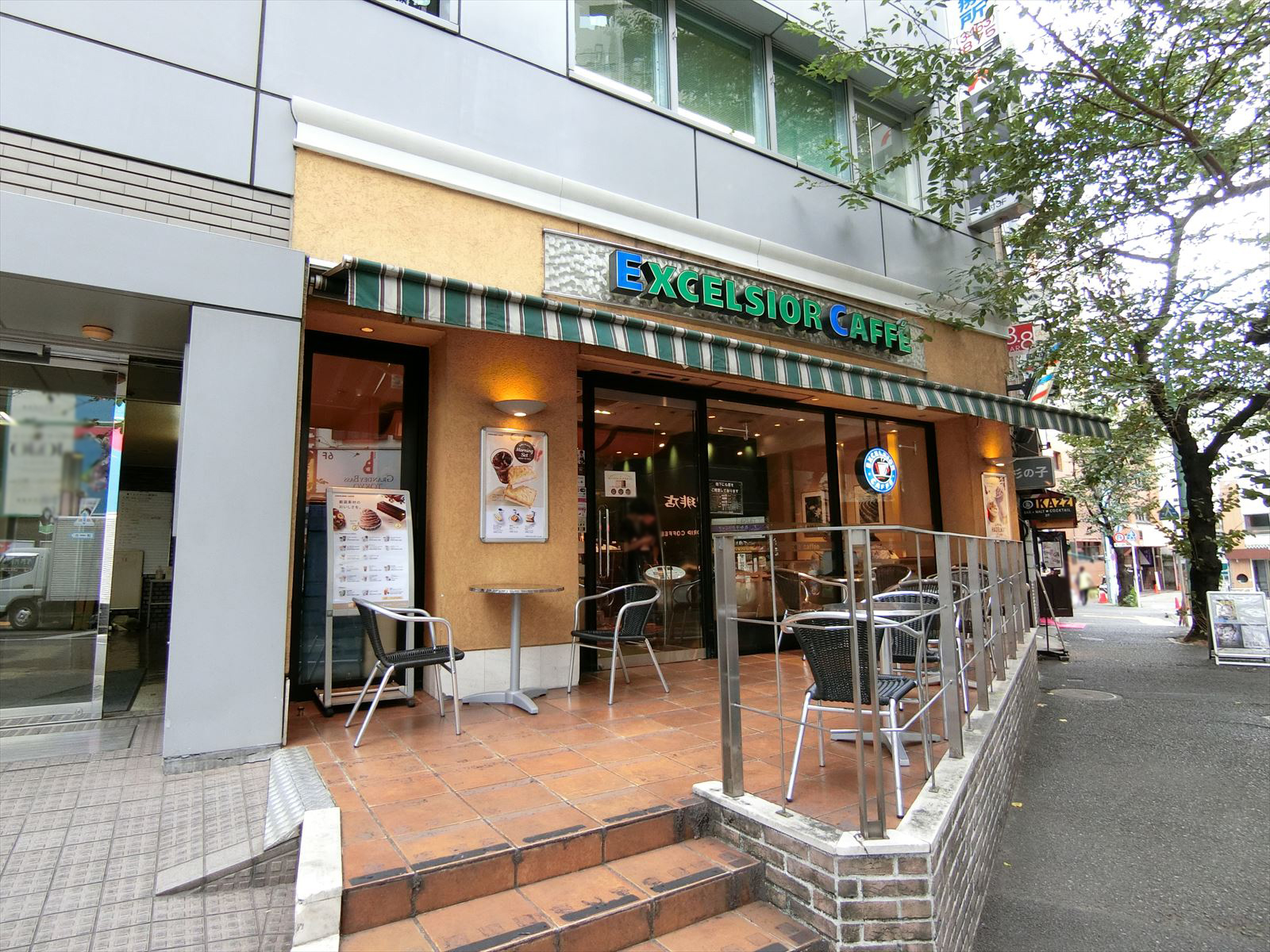 エクセルシオールカフェまで徒歩1分