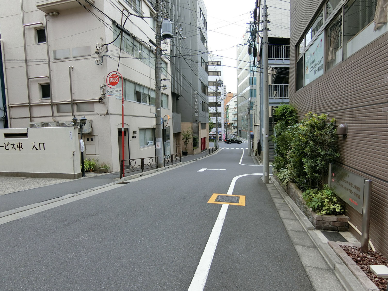 ビル前面の通り