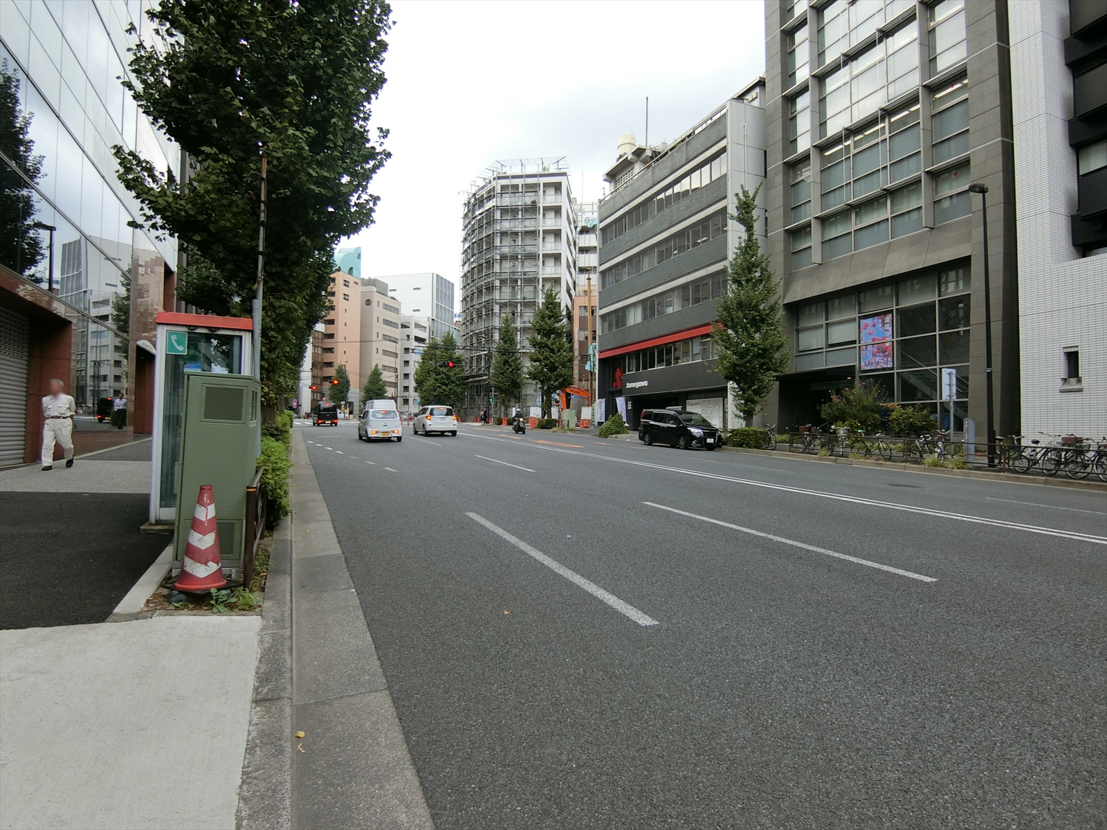 ビル前面の通り