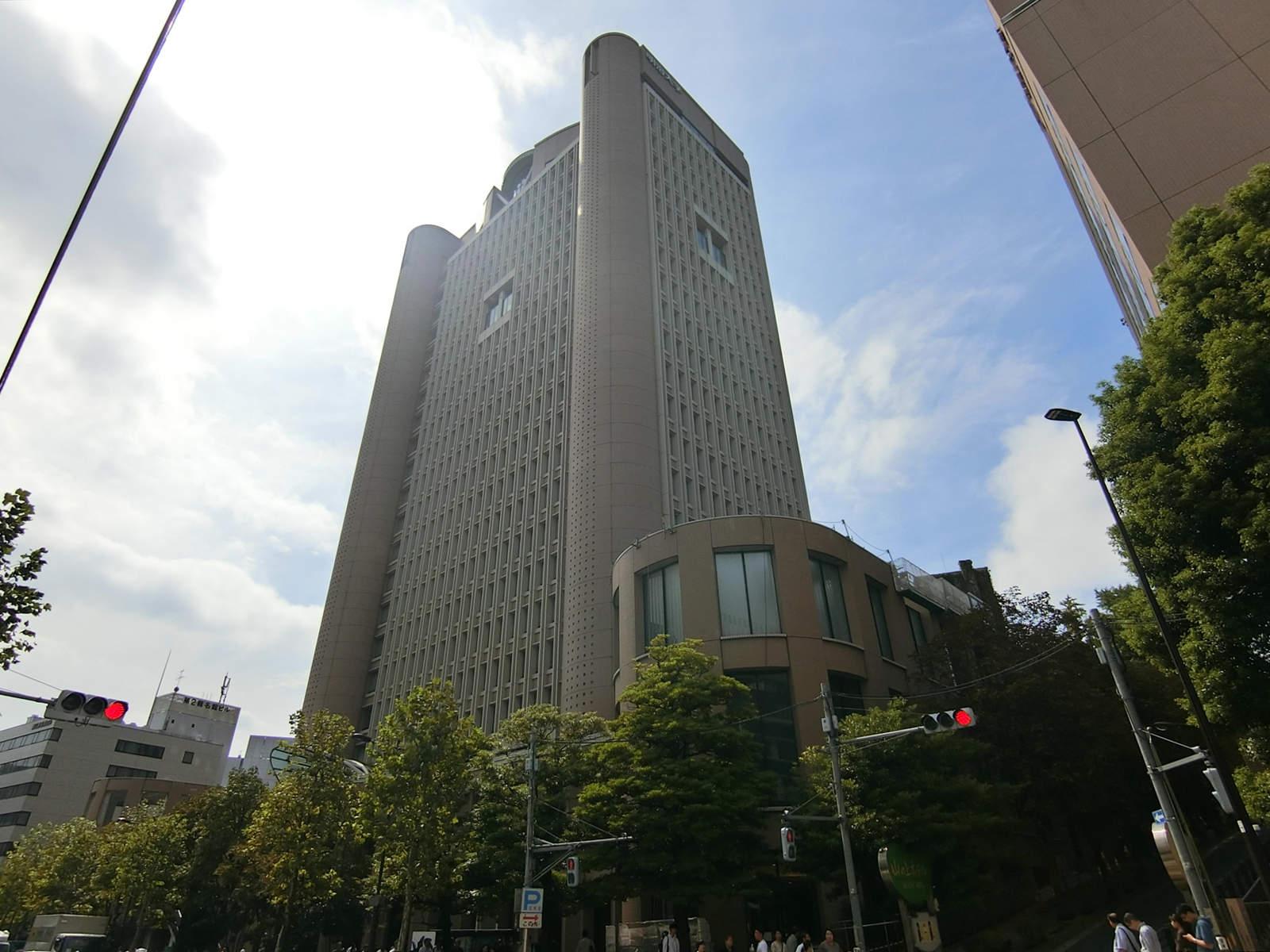 明治大学向かいの立地