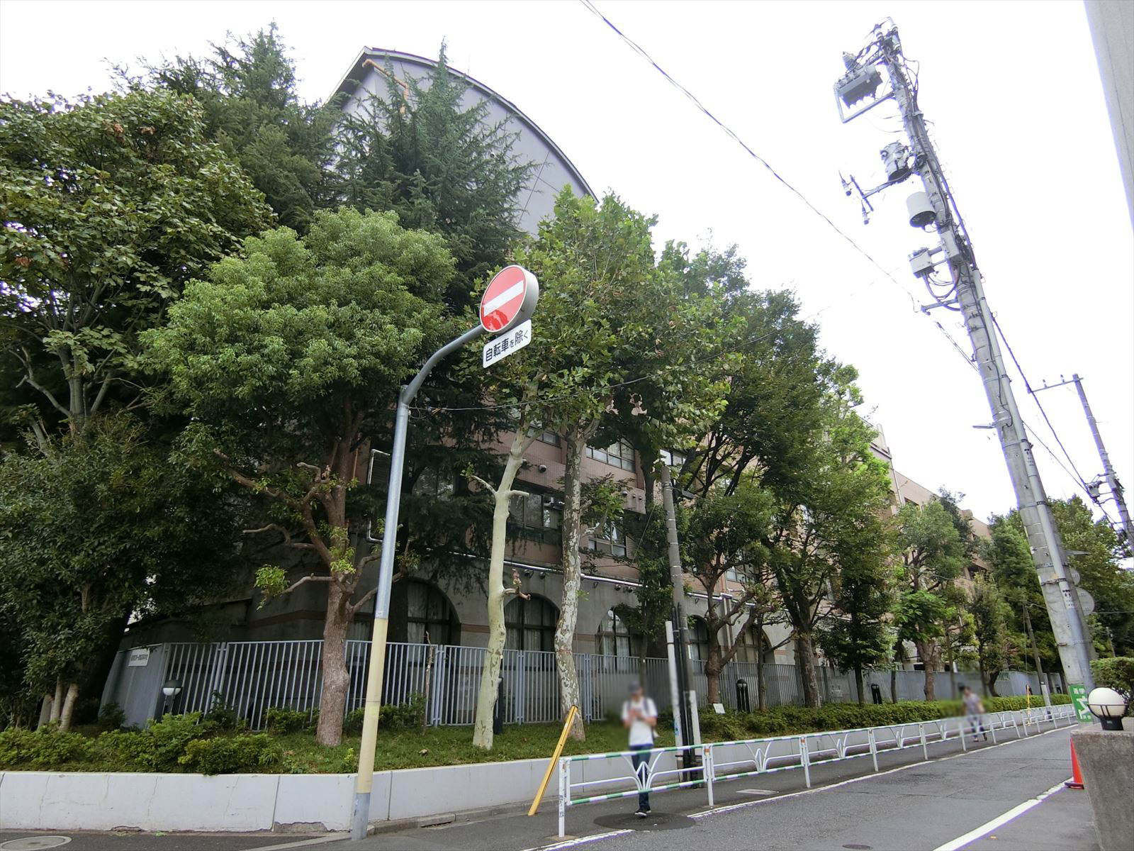隣の東京都立第一商業高等学校
