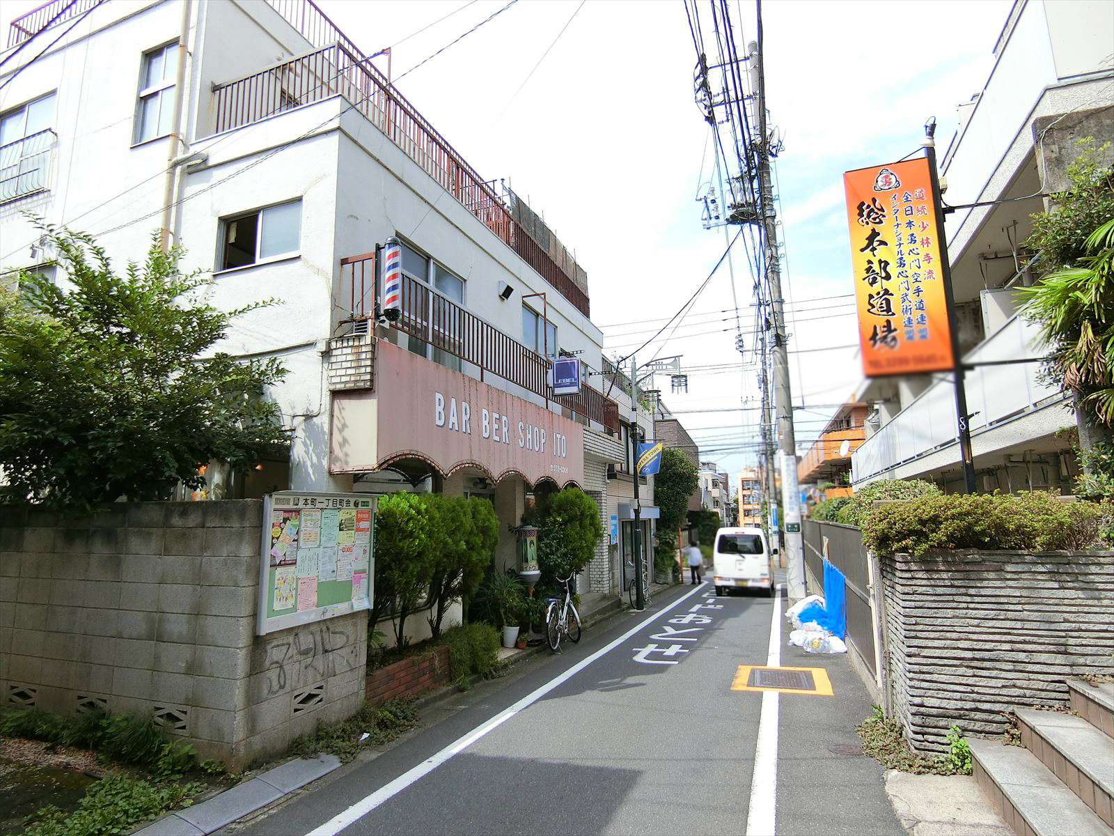 原ビル前面の通り