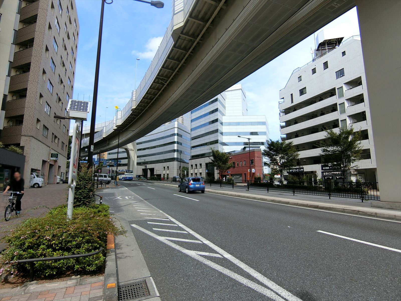 MGビル前面の通り