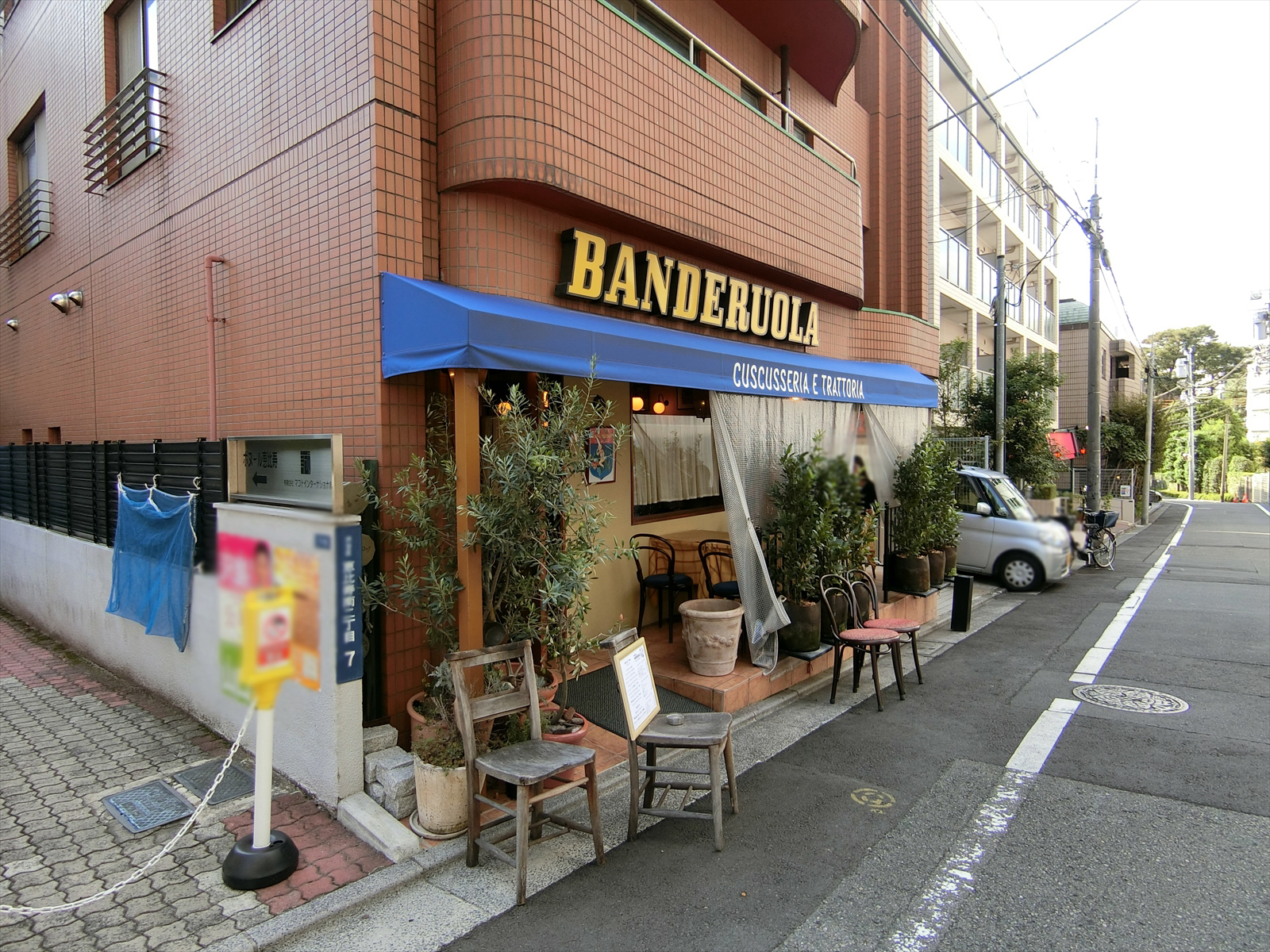 ビル前の飲食店