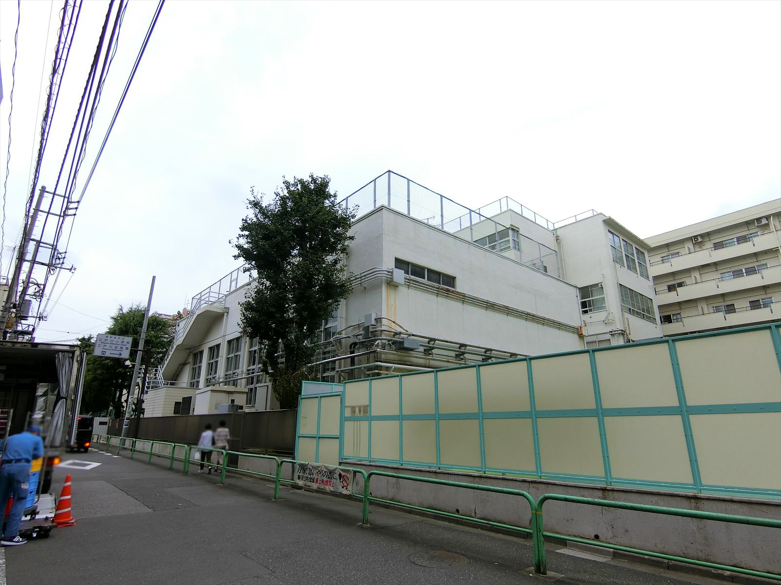 近くの新宿区立江戸川小学校